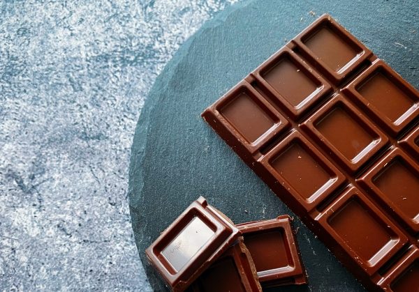 命の危険も!犬がチョコを食べてしまったら?危険な量と対処方法